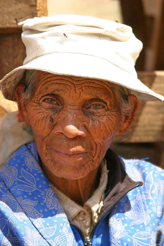 Oude vrouw op de markt in Madagaskar
