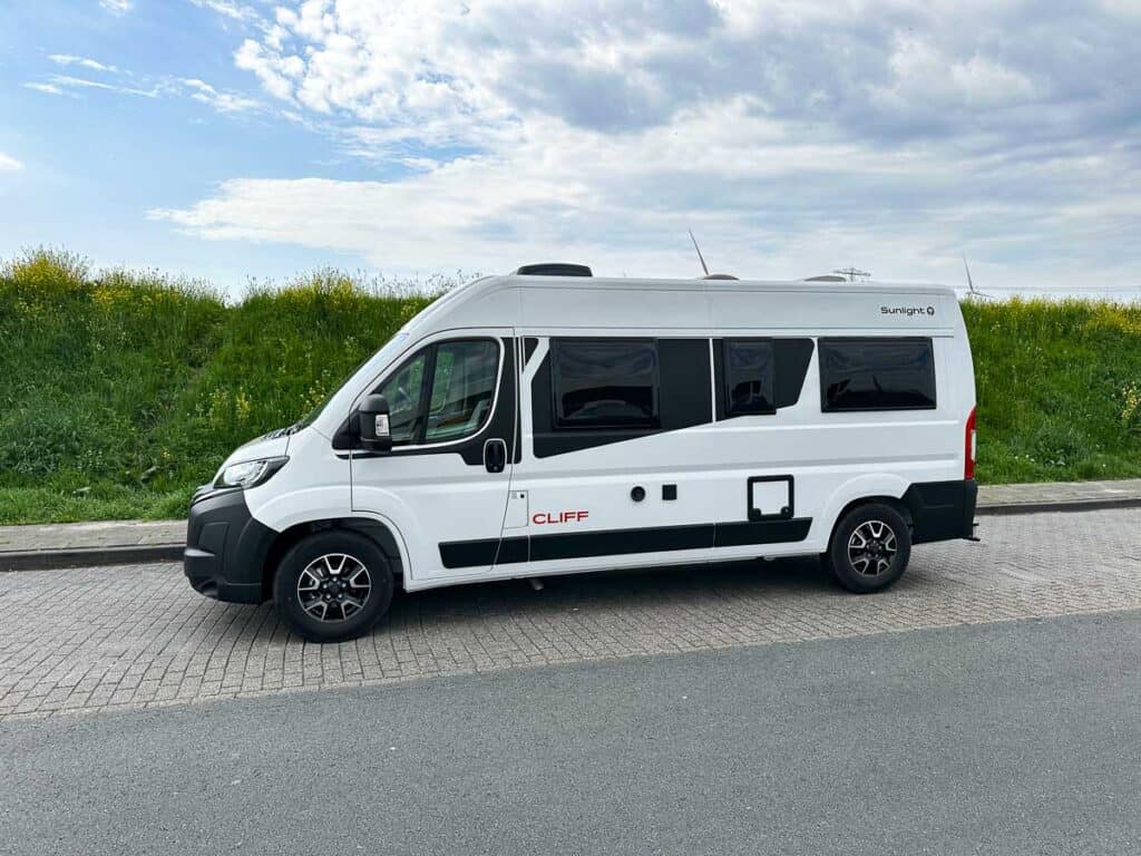 Op pad met de camper. Onderweg op een parkeerplek