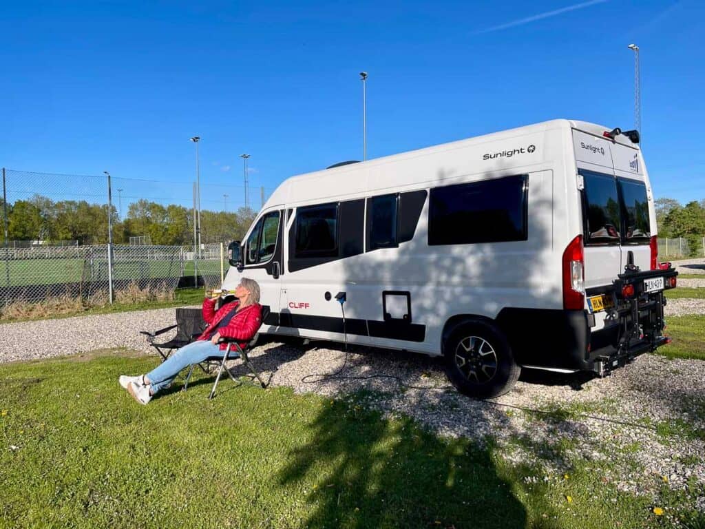 Aangekomen op een camperplek. Wijntje drinken