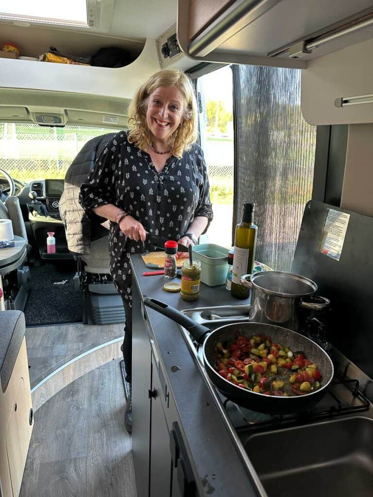 In de keuken aan het werk