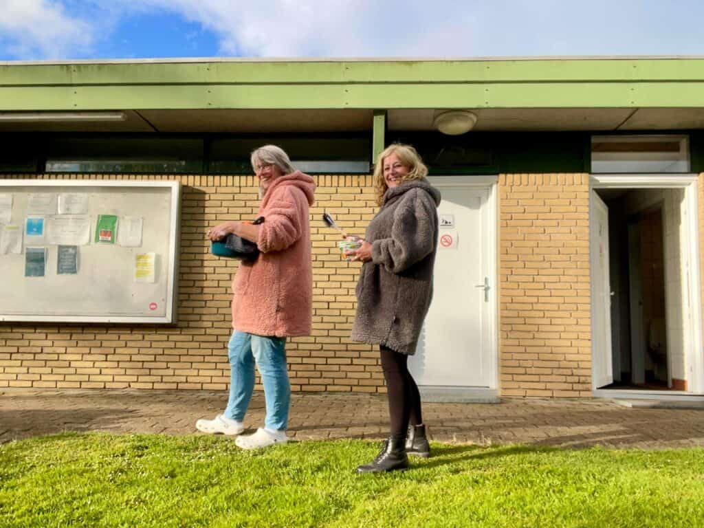 Ook de afwas moet gedaan op de camping