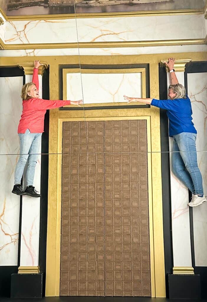 Hangen aan de deur - paradox