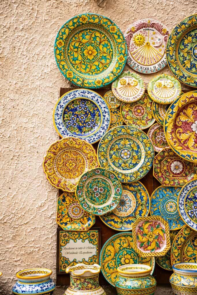 gekleurde bordjes aan de muur